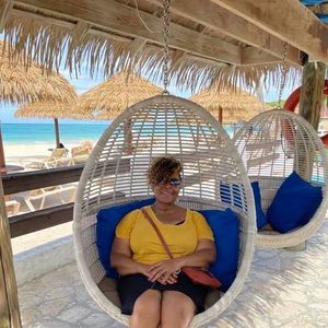 Meet your Posher, Vee